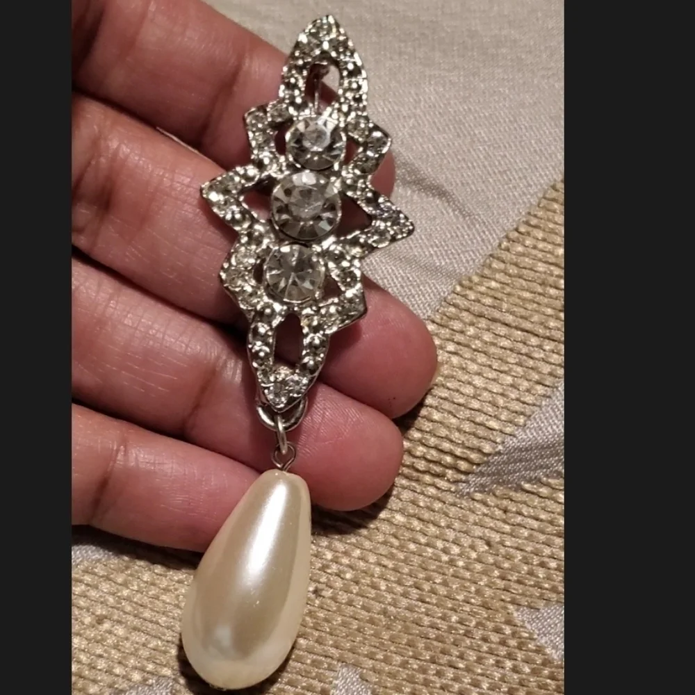 Rhinestone Star Teardrop Pearl Brooch Silvertone